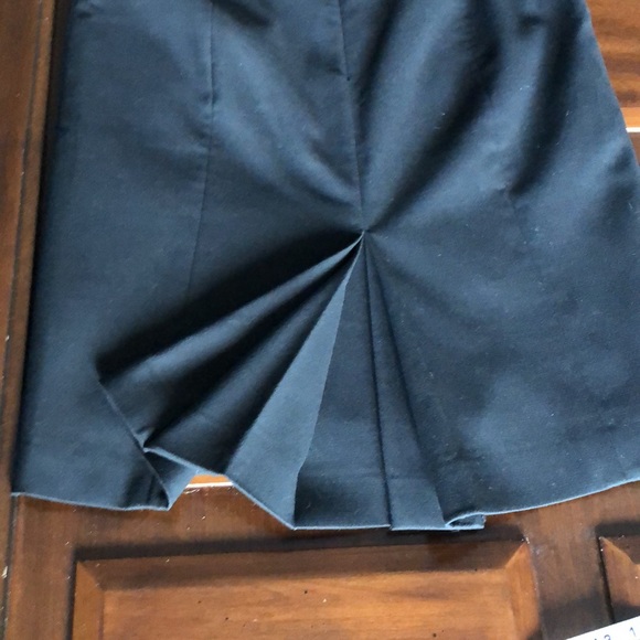 Women’s size 4 Ann Taylor loft black skirt with two front pockets - Picture 8 of 9